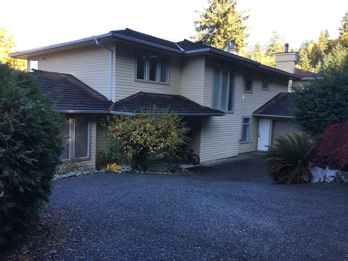 Quite West Vancouver Home Exterior photo